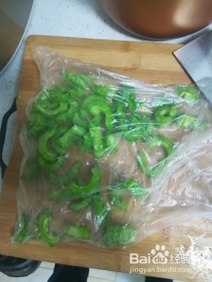 食补佳品不苦的苦瓜煎蛋的做法