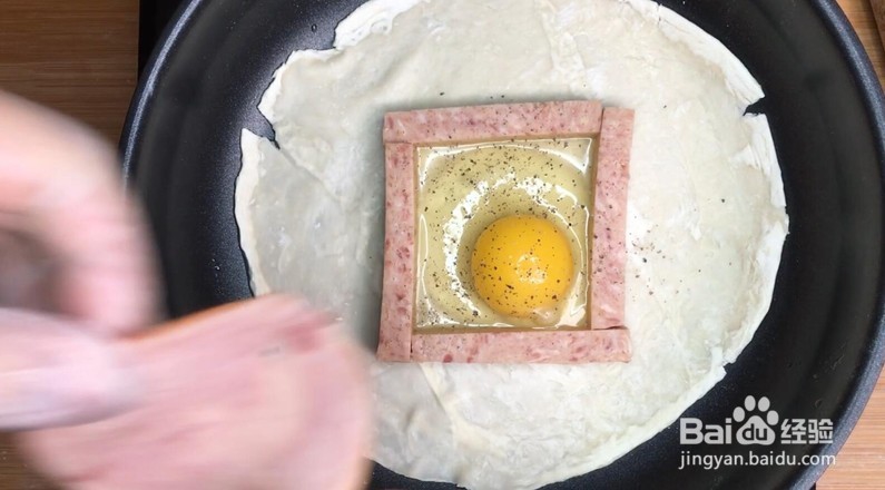 芝士火腿午餐肉鸡蛋手抓饼的步骤
