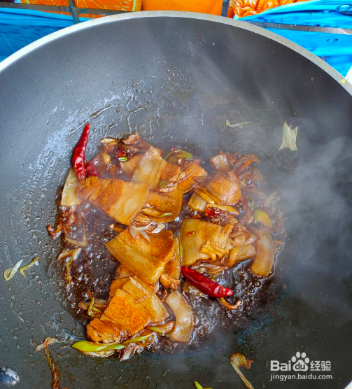 五花肉酸菜炖粉条，酸爽美味，好吃下饭