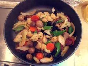 如何制作营养健康的的腊肠辣炒五色蔬菜？