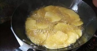 教你在家自制一个土豆做一大盆，全家人都抢着吃