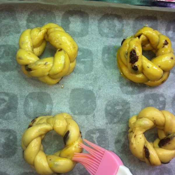 葡萄干花环面包