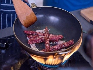 乌鱼子瑶柱腊味饭怎么做？