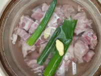 如何做莲藕雪梨排骨汤