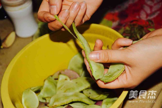 腊肉炒扁豆的做法