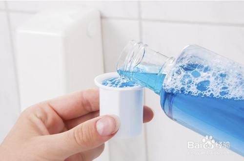 依照含漱水的说明书用量,一般是5～10ml,含在口中,5分钟左右再吐掉.