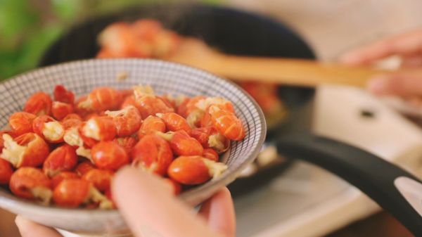 爆炒龙虾尾配啤酒