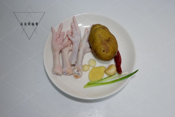 香辣鸡爪烧土豆