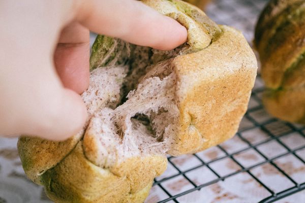 黑米斑斓奶酥面包