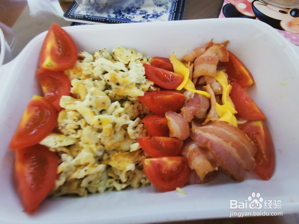 香喷喷的牛油果培根鸡蛋汉堡