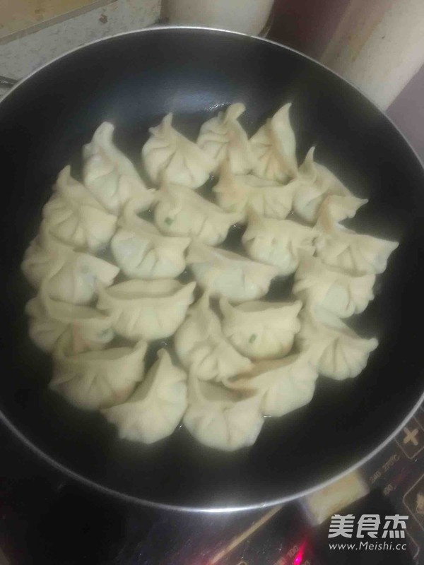 韭菜鸡蛋西葫锅贴