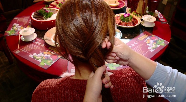 不用橡皮筋怎么把头发扎起来