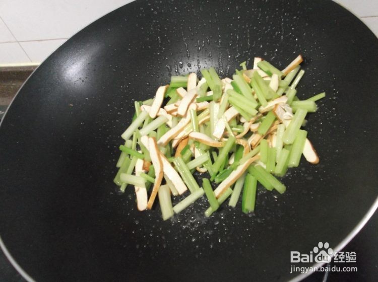 芹菜炒香干的做法