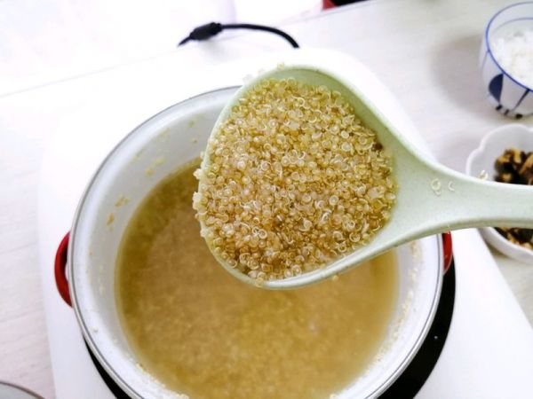 藜麦香菇香肠炒饭