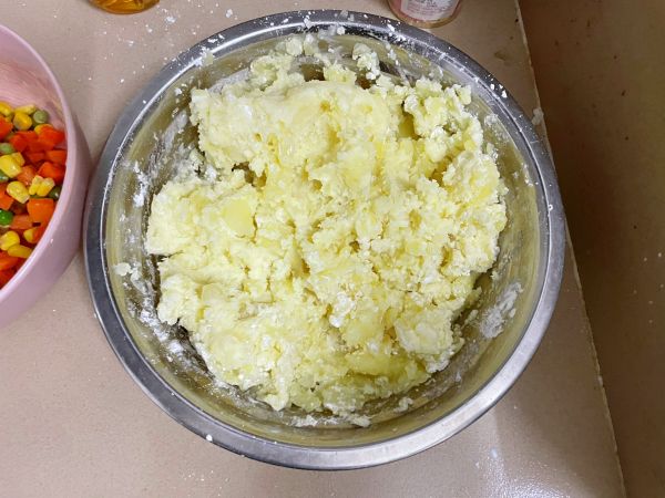 胡萝卜玉米青豆粒土豆饼