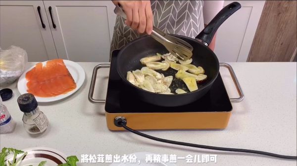 烟熏三文鱼松茸卷