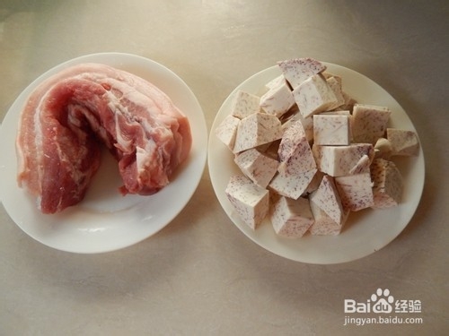 如何做酱香浓郁的芋头红烧肉