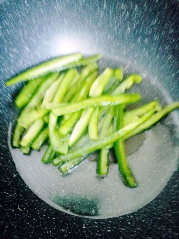 青椒虫草花炒鸡蛋干