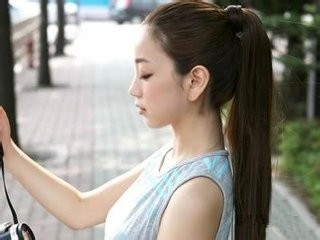 怎么用头发绑马尾