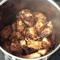 如何制作美味的红烧排骨？