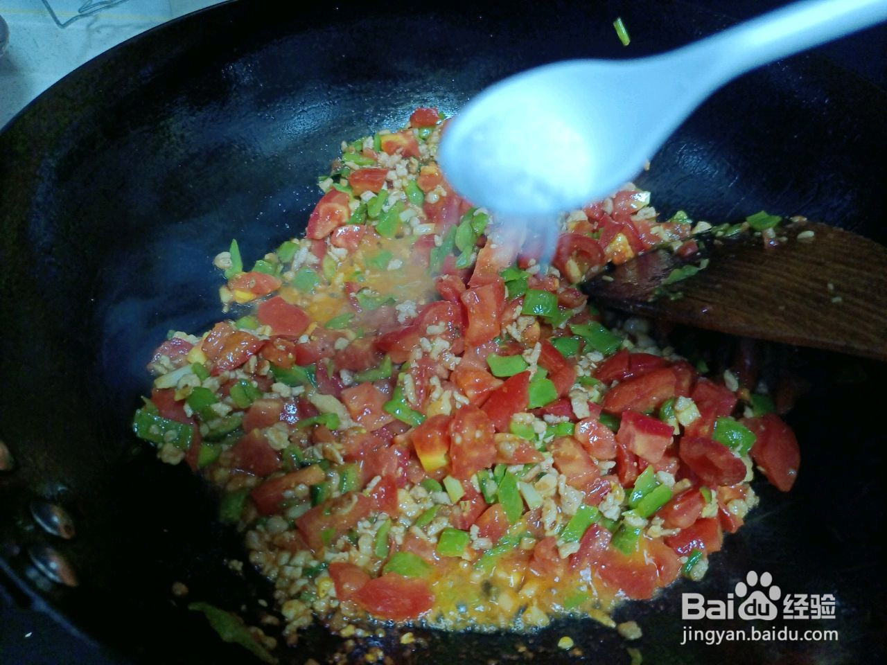 青椒肉沫炒西红柿的做法