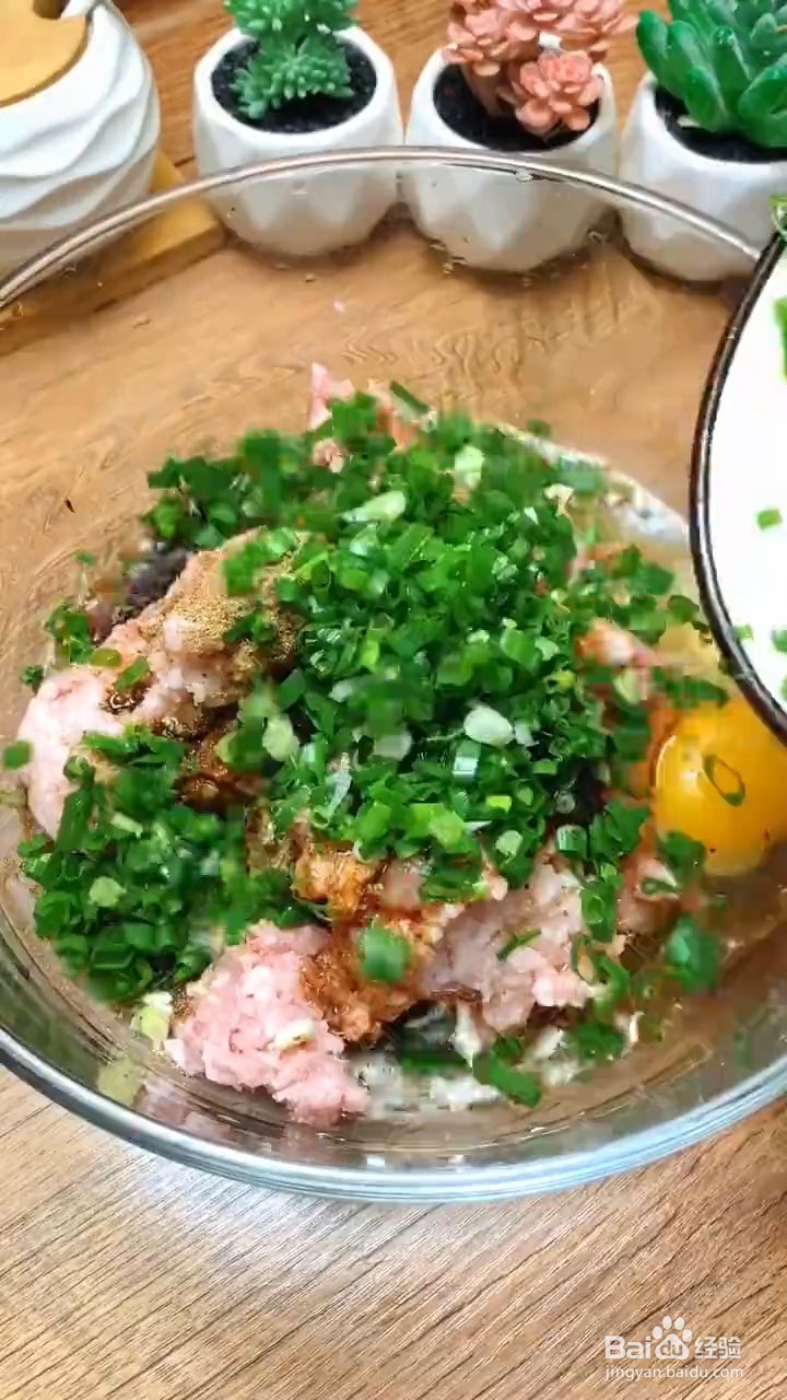 如何制作软糯鲜香的炸丸子