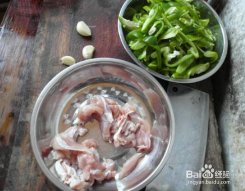 青椒炒鸡肉的做法