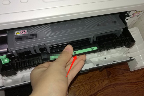 富士施乐s1810复印机更换完墨粉筒为什么还显示准备备份墨粉标志呢