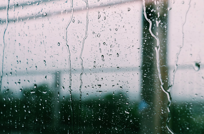 汽车下雨天关着窗户好多雾水是什么原因