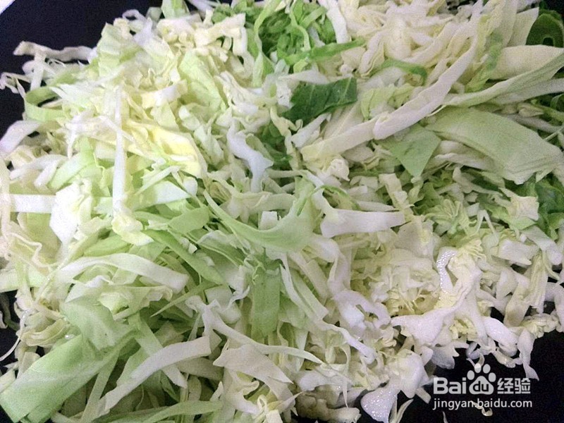 圆白菜炒饼条的做法