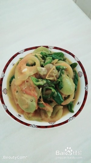 食补养生青椒炒青西红柿的做法