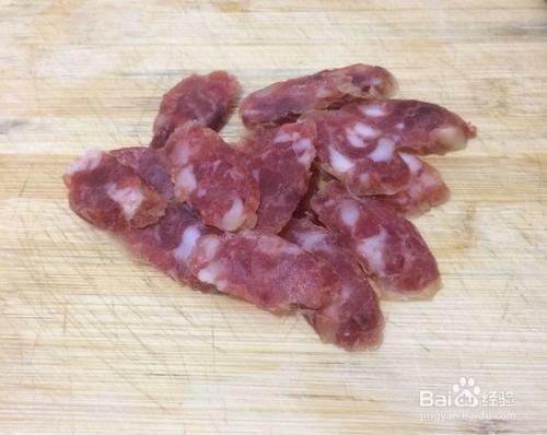 青椒洋葱炒腊肠的做法