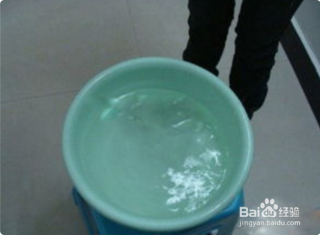 黑色牛仔裤第一次怎么洗不掉色