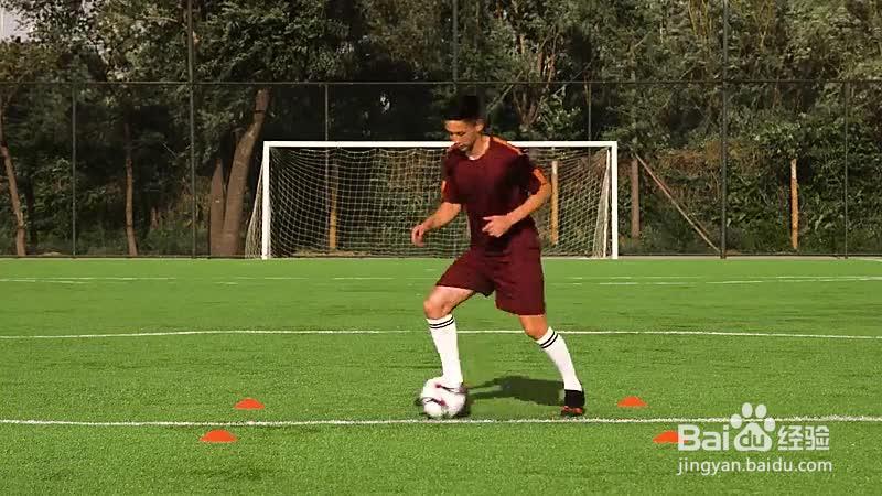 右脚回拉球组合_足球 · 控球技术强化