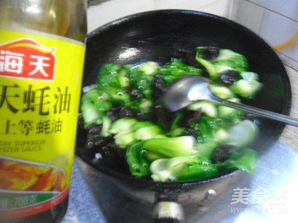 木耳炒油菜的做法