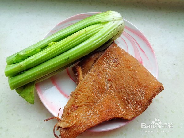 芹菜炒牛肚的做法