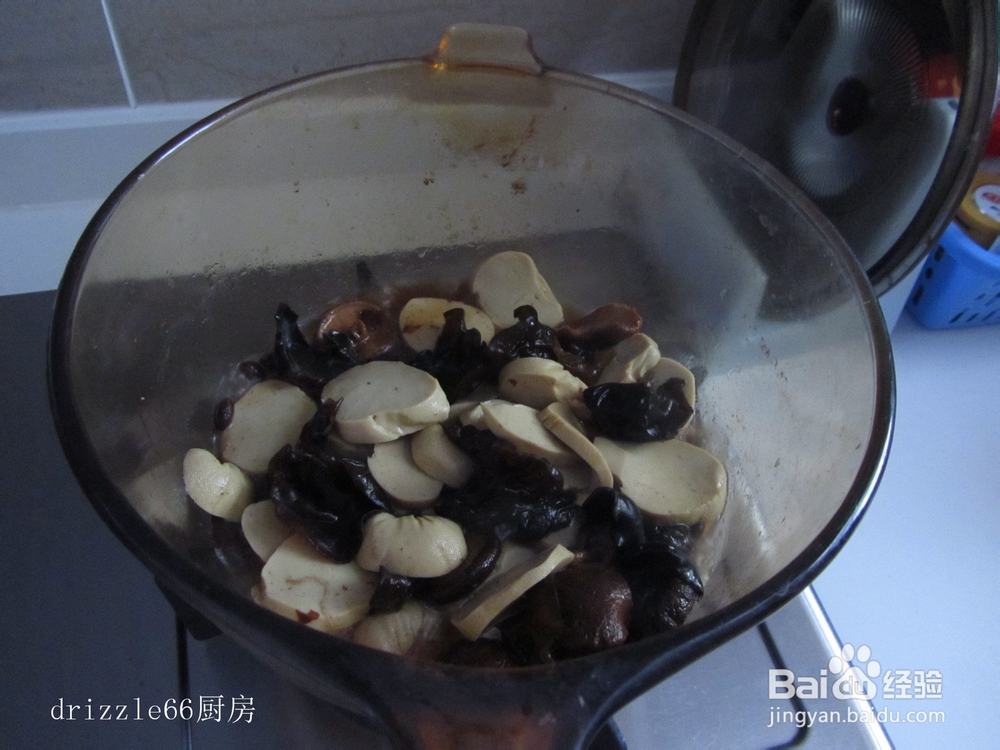 小素鸡烧香菇木耳的做法