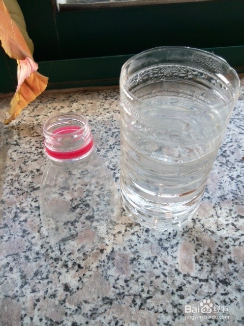 手工DIY:变废为宝：[3]矿泉水瓶变身简洁花瓶