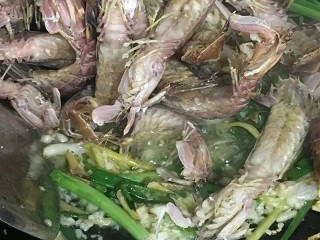 葱爆皮皮虾怎么做?