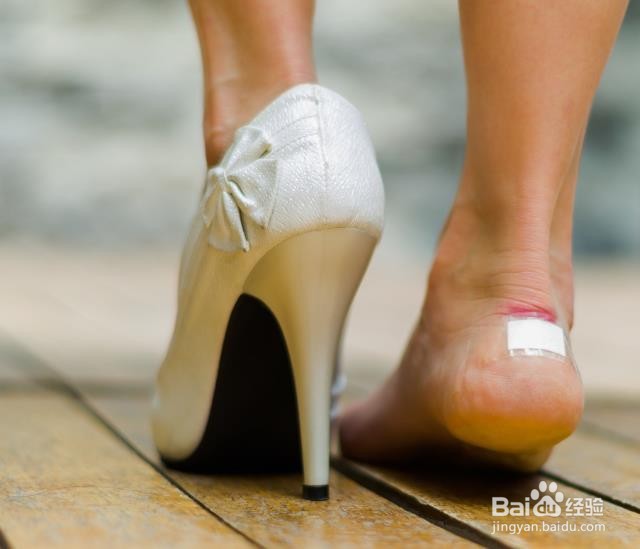穿高跟鞋脚起泡怎么办