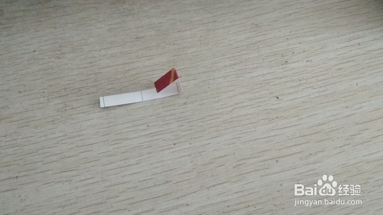 如何用一个细长的硬卡纸做三支中性笔的简易支架