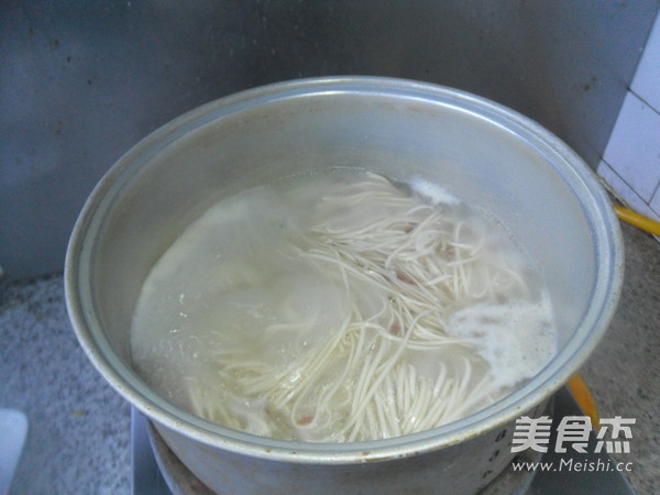 菠菜火腿热汤面