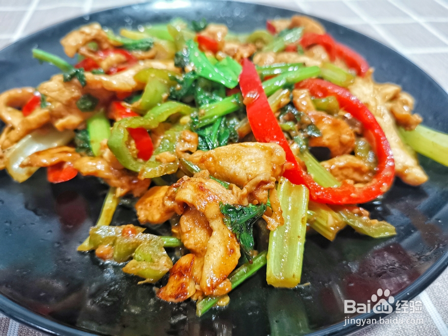 做家常菜鸡胸肉新吃法孜然芹菜彩椒炒鸡