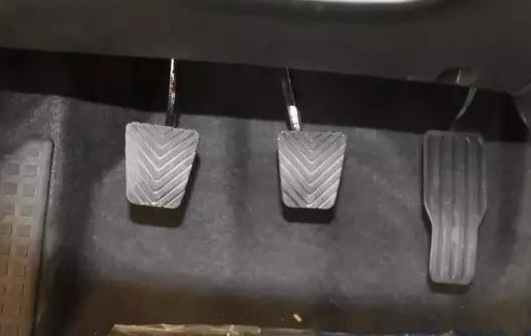 刹车很硬踩不下去刹不住是什么原因
