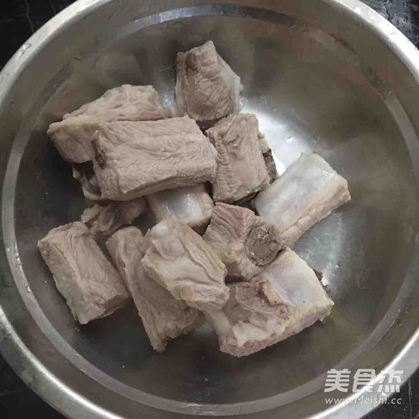 坤博砂锅玉米排骨汤