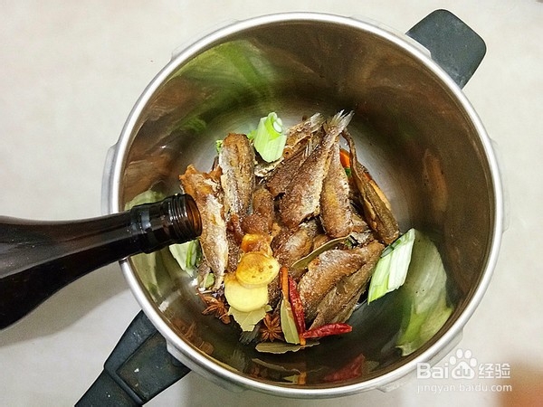 如何制作五香酥鱼