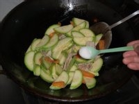 西葫芦炒肉片怎么做