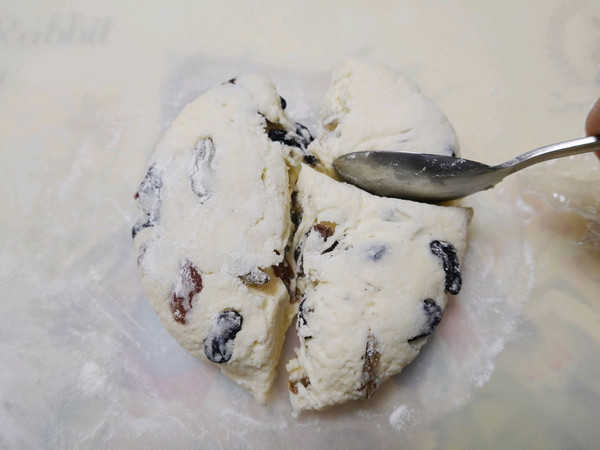 一把勺子做葡萄干司康