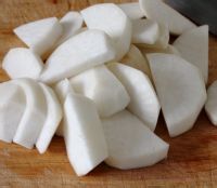 教大家火腿骨海鲜白萝卜汤的做法