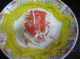 夏日黃酸瓜絲凉拌蟹柳條(兒童也能做的夏日菜式)